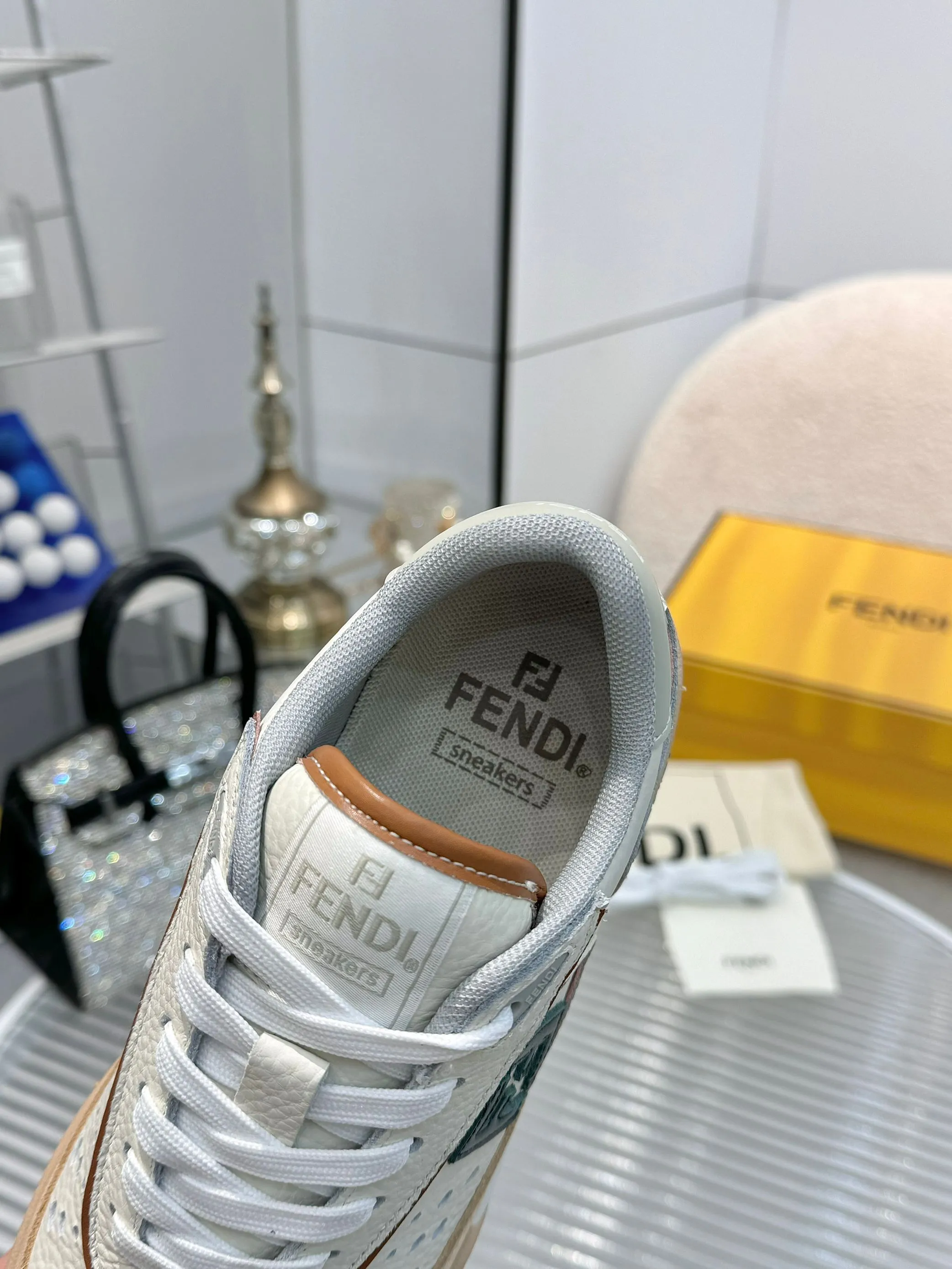 p620🐮🐮New❤Top super A version💯 Fendi Fendi 2025 New Year's King Explosive Style🔥 Many💑stars have the same style FD match. Original purchase for RMB14440. One to one replica. Designer Kim Jones's first sneaker fendi match and Donkey brand Trainer basketball sneakers, fresh blood injection and FF retro design It combines fashion and super comfort. [Wise] Whoever doesn’t grab it will regret it [There are many shoe uppers on the market with different color matching and cut corners in workmanship. The color matching and craftsmanship of my shoe upper are absolutely the same as the genuine products at the counter. Welcome to compare. Feet: Mesh injection molding pads 🎯 Soles: Please look for the original molded multi-color TPU outsole (❌ non-rubber sole) 🎯 Size: Female 35-41 Male 38-45 🎯 Packaging: Original 1:1 matching high-end packaging 🎁